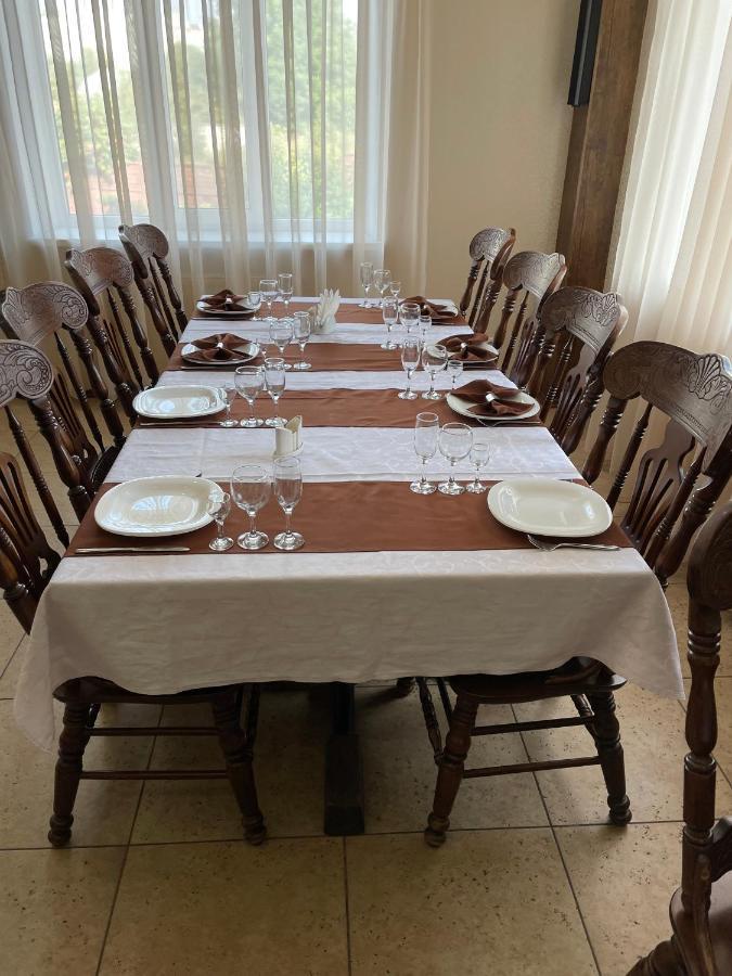 Hotel Grant Pesochin Bagian luar foto