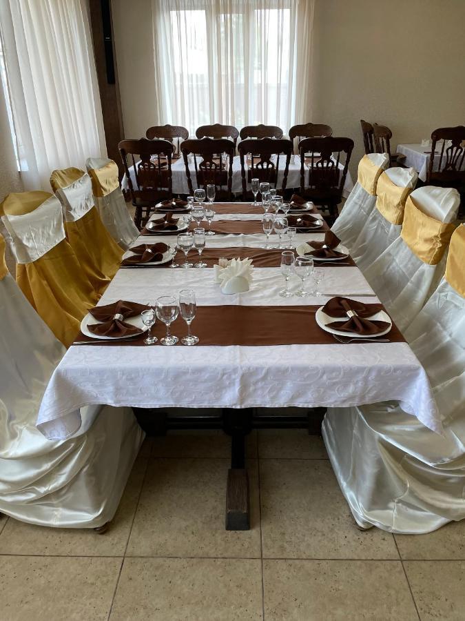 Hotel Grant Pesochin Bagian luar foto