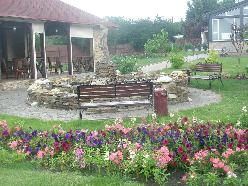 Hotel Grant Pesochin Bagian luar foto