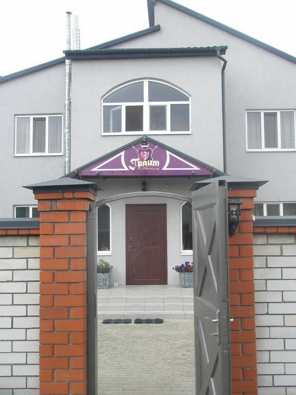 Hotel Grant Pesochin Bagian luar foto