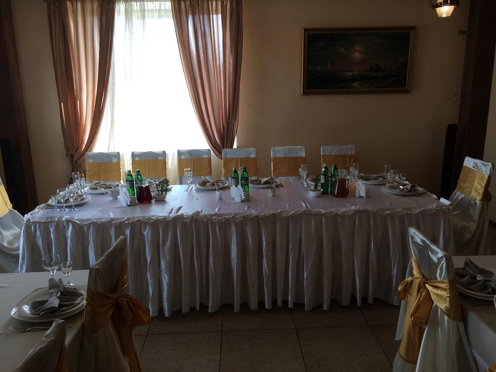 Hotel Grant Pesochin Bagian luar foto